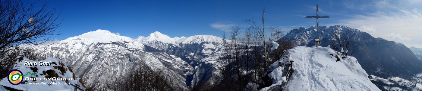 53 Panoramica dal Monte Castello a nord su Menna, Arera, Grem, Alben.jpg